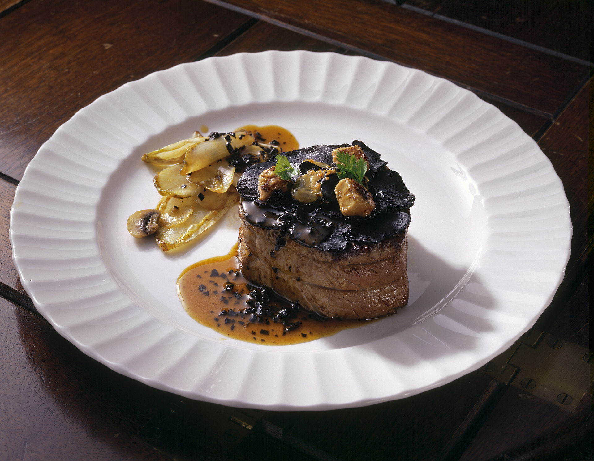 GuU - Beef.  Rinderfilet mit Tr�fel und G�seleberw�feln, close-up